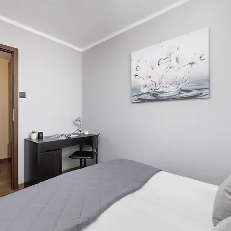 Przytulny Z 3 Sypialniami Z Biurkiem Do Pracy Zdalnej By Renters Apartment